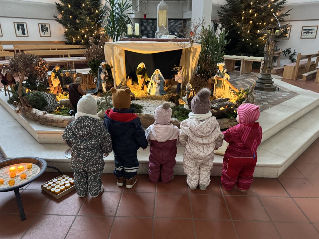 Besuch der Weihnachtskrippe in der Kirche